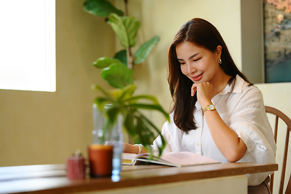 포토 JPG 해외이미지 식물 여자 의자 초 실내 한명 동양인 상반신 성인 책 빛 독서 꽃병 턱괴기 소프트포커스 성인여자한명만 해외202309 해외포토 1 꽃 가구 모션 촬영기법 사람 인종 내부 여자한명만 성인여자만 파일형식