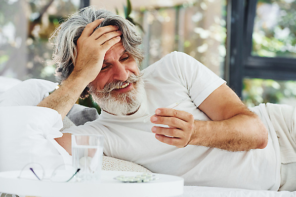 포토 JPG 해외이미지 백인 할아버지 노년 남자 여유 휴식 수염 실내 피곤 한명 들기 상반신 앞모습 실버라이프 알약 고통 질병 물컵 노인남자한명만 진단키트 해외202309 해외포토 서양인 1 라이프스타일 감정 뷰포인트 컨셉 의학 모션 사람 성인 내부 컵 약 남자한명만 노인남자만 파일형식