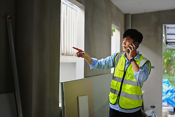 포토 JPG 해외이미지 남자 건축 한명 동양인 상반신 성인 스마트폰 건설현장 가리킴 건축가 통화 안전조끼 성인남자한명만 해외202309 해외포토 직업 1 모션 건설업 사람 인종 손짓 핸드폰 스마트기기 남자한명만 성인남자만 파일형식