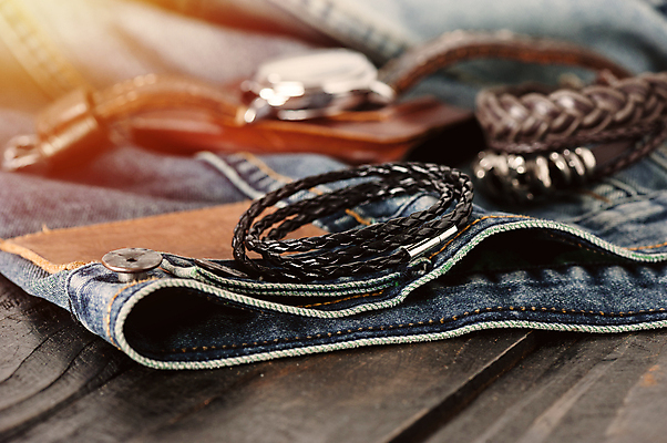 포토 JPG 해외이미지 팔찌 사람없음 아웃포커스 청바지 가죽 오브젝트 해외202309 해외포토 장신구 바지 촬영기법 파일형식