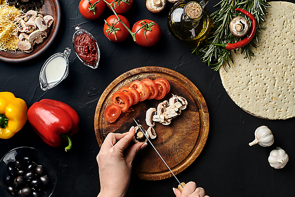 포토 JPG 해외이미지 손 토마토 치즈 파프리카 피자 마늘 요리 신체부위 오일 자르기 올리브 양송이 식칼 토마토소스 로즈메리 나무도마 도우 오일병 해외202309 해외포토 열매 음식 채소 모션 주방용품 유제품 도마 패스트푸드 서양음식 사람 목재 버섯 화장품 소스_음식 허브 파일형식