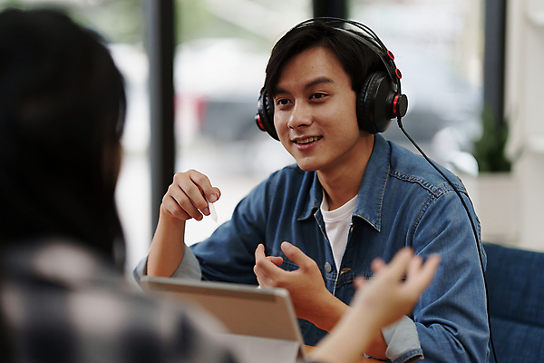 포토 JPG 해외이미지 라이프스타일 남자 인터넷 비즈니스 통신 탁자 주택 직장 실내 말하기 대화 한명 앉기 목재 노트북 컴퓨터 펜 디지털 헤드폰 공책 장비 램프 작업 네트워크 개울 뉴스 연결 책상 마이크 면접 라디오 오디오 방송 온라인 주인 소셜 생존 밀레니얼 해외202309 해외포토 나무 1 음향기기 가구 회사 재료 모션 문구용품 조명 사람 내부 건물 생활 경제 전자제품 강 필기구 파일형식