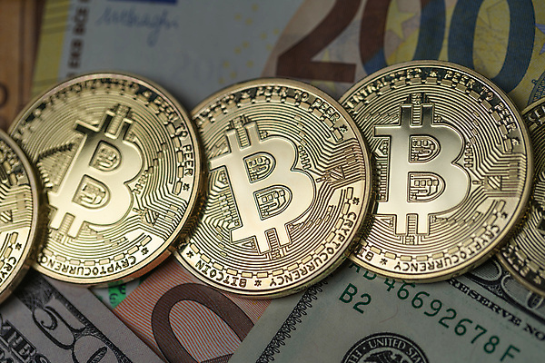 포토 JPG 해외이미지 유럽 종이 이동 지폐 돈 비즈니스 사람없음 초록색 금융 경제 달러 동전 미국 유로 성장 재산 황금 암호 무역 투자 상업 이익 파운드 가치 계산서 가상 해외202309 해외포토 나라 산업 컬러 컨셉 북아메리카 파일형식