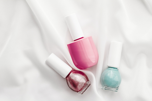 포토 JPG 해외이미지 분홍색 백그라운드 사람없음 우아함 흰배경 매니큐어 구김 카피스페이스 해외포토 컬러 컨셉 모션 화장품 공백 흰색 파일형식