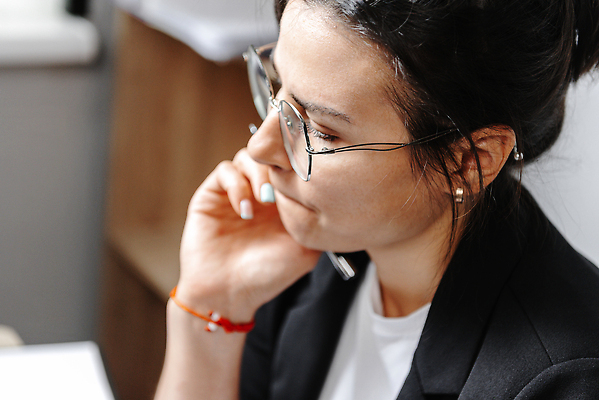 포토 JPG 해외이미지 직업 1 헤어스타일 응시 여자 유럽 무기 벽 포즈 백그라운드 생각 인터넷 비즈니스 사람 두명 파란색 스마트폰 핸드폰 금발 사무실 뷰티 유행 귀여움 놀람 기쁨 코트 비즈니스우먼 홀 건축가 문자메시지 배려 정중 스타일 해외202309 해외포토 시선 감정 나라 컬러 컨셉 표정 전자제품 스마트기기 외투 공간 직장인 메시지 파일형식