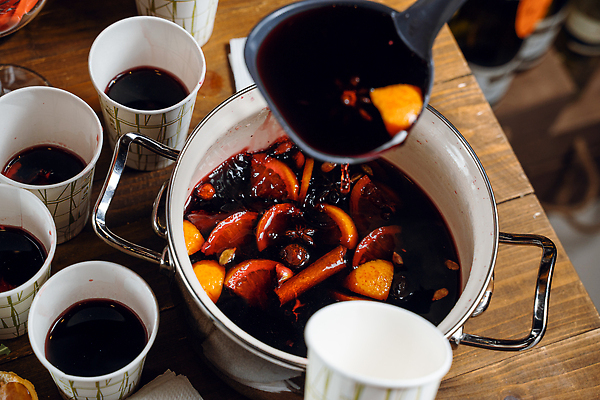 포토 JPG 해외이미지 사람없음 냄비 종이컵 레몬 국자 나눔 시나몬스틱 뱅쇼 해외202309 해외포토 과일 주방용품 컵 와인 솥 일회용 시나몬 파일형식