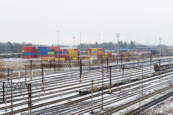 포토 JPG 해외이미지 산업 여행 이동 겨울 비즈니스 자동차 사람없음 기찻길 기차 화물 도시 역 연결 컨테이너 승합차 속도 무역 상업 무거움 단상 로딩 방법 선로 수입 원자재 터미널 해외202309 해외포토 계절 육상교통 컨셉 교통시설 승용차 대중교통 운송업 무게 파일형식