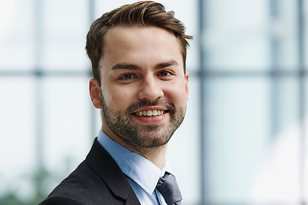 포토 JPG 해외이미지 스튜디오촬영 백인 모델 1 학생 응시 남자 행복 여유 얼굴 컨셉 셔츠 비즈니스 CEO 사업가 청소년 성공 한명 서기 웃음 사람 정장 20대 성인 30대 기쁨 자유 흰색 비즈니스맨 자신감 우아함 대표 경영자 긍정 정중 스타일 해외202309 해외포토 서양인 직업 시선 옷 감정 컬러 상의 모션 실내 표정 청년 신체부위 장년 직장인 리더 파일형식