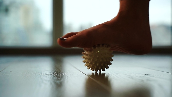 포토 JPG 해외이미지 라이프스타일 웰빙 여자 신체 공 발 근육 휴식 기술 건강 한명 치료 뷰티 고통 터치 마사지 원형 가시 플랫 롤 다인종 업무과다 안심 반대 고무 테라피 다민족 다국적 돌봄 벌거벗은 섞기 양발 해외202309 해외포토 도형 1 감정 컨셉 의학 모션 육류 사람 인종 생활 신체부위 업무 파일형식