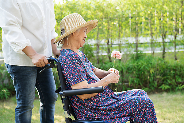포토 JPG 해외이미지 라이프스타일 공원 여자 노년 행복 의자 함께함 건강 병원 한명 사람 앉기 동양인 성인 야외 건강관리 정원 산책 놀이방 환자 간호사 의사 도움 바퀴 질병 은퇴 간호 휠체어 장애 돌봄 옛날 지원 헬프 해외202309 해외포토 1 공공시설 감정 가구 컨셉 의학 모션 휴식 관리 인종 생활 의료진 파일형식