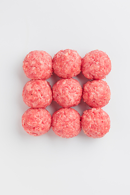 포토 JPG 해외이미지 음식 육류 돼지고기 사람없음 빨간색 식사 소고기 신선 원형 바비큐 미트볼 준비 날것 양고기 고립 다진 생식 핸드메이드 해외202309 해외포토 도형 컬러 식재료 파일형식