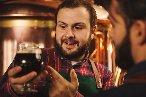 포토 JPG 해외이미지 남자 맥주 설명 들기 상반신 성인 두명 옆모습 앞치마 가리킴 술집 맥주잔 성인남자만 해외202309 해외포토 뷰포인트 술잔 모션 주류 사람 손짓 남자만 성인만 파일형식