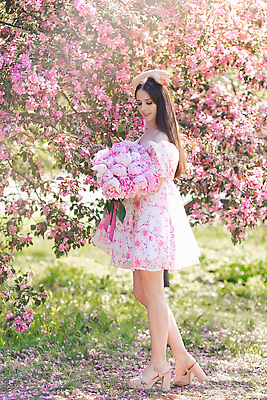 포토 JPG 해외이미지 나무 원피스 여자 꽃 꽃다발 포즈 자연 한명 들기 상반신 성인 옆모습 화려 성인여자한명만 해외202309 해외포토 식물 1 옷 뷰포인트 컨셉 모션 사람 생태계 여자한명만 성인여자만 파일형식