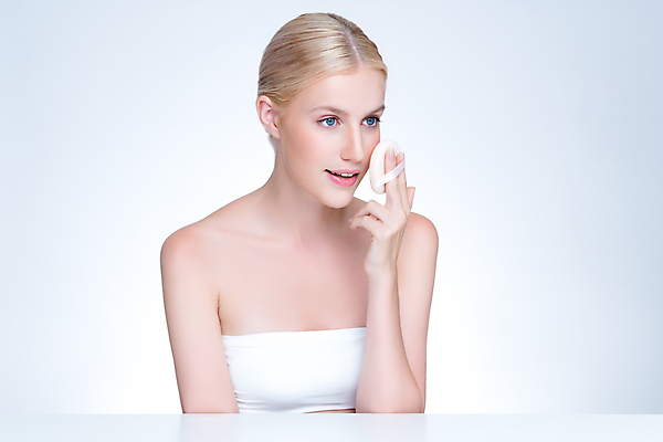 포토 JPG 해외이미지 응시 여자 한명 상반신 성인 뷰티 바르기 파우더팩트 성인여자한명만 해외202309 해외포토 1 시선 모션 사람 화장품 여자한명만 성인여자만 파일형식