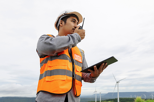 포토 JPG 해외이미지 남자 로우앵글 한명 들기 상반신 성인 야외 태블릿 엔지니어 안전모 풍력발전소 무전기 무전 안전조끼 성인남자한명만 해외202309 해외포토 1 뷰포인트 통신 모션 무선통신 사람 전자제품 스마트기기 발전소 기술자 풍력에너지 헬멧 안전장비 남자한명만 성인남자만 파일형식