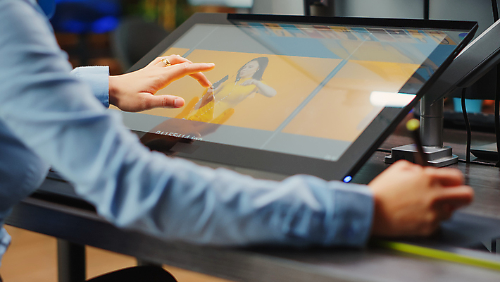 포토 JPG 해외이미지 여자 실내 한명 동양인 상반신 성인 그래픽 태블릿 반사 모니터 잡기 그래픽디자이너 바톤터치 성인여자한명만 태블릿펜 해외202309 해외포토 1 모션 사람 인종 내부 전자제품 스마트기기 컴퓨터 펜 디자이너 여자한명만 성인여자만 파일형식