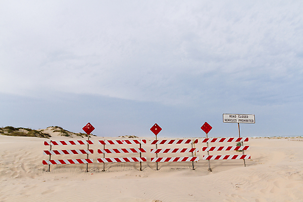포토 JPG 해외이미지 도로 모래 섬 교통시설 자연 휴가 경고 풍경 사람없음 빨간색 여행객 미국 흰색 천 사인 도로표지판 종료 텍사스 비어있는 해외202309 해외포토 길 컬러 교통 북아메리카 사람 직물 표지판 시설 생태계 파일형식