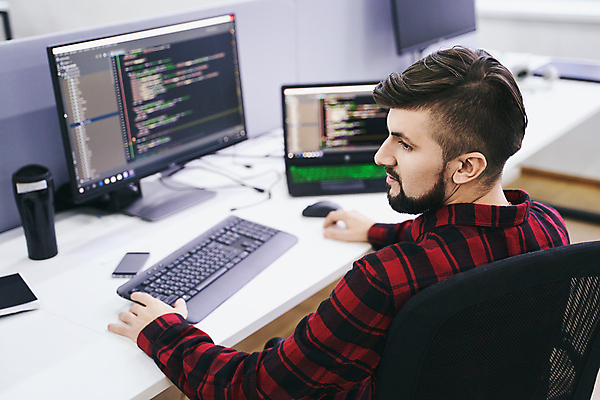 포토 JPG 해외이미지 직업 남자 인터넷 회사 비즈니스 사업가 수염 직장 한명 사람 앉기 성인 내부 30대 노트북 컴퓨터 사무실 웹 정보 작업 엔지니어 암호 종업원 집중 책상 대학교 바쁨 개발 방법 소프트웨어 심각 지원 프로그래머 프로그래밍 프로그램 해외202309 해외포토 1 가구 컨셉 학교 모션 장년 전자제품 기술자 파일형식