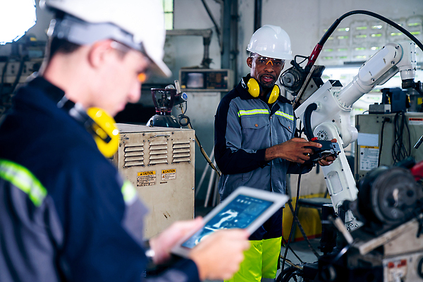 포토 JPG 해외이미지 응시 남자 산업 공장 노동자 작업복 들기 상반신 성인 두명 태블릿 기계 과학기술 잡기 작업 엔지니어 소프트포커스 안전모 프로그래밍 성인남자만 해외202309 해외포토 직업 시선 옷 공업 모션 기술 촬영기법 사람 전자제품 스마트기기 기술자 헬멧 안전장비 개발 남자만 성인만 파일형식