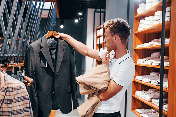 포토 JPG 해외이미지 남자 실내 한명 들기 정장 상반신 성인 옆모습 쇼핑 고급 남성복 옷가게 부티크 옷고르기 성인남자한명만 해외202309 해외포토 1 옷 뷰포인트 컨셉 모션 사람 내부 상점 남자한명만 성인남자만 파일형식
