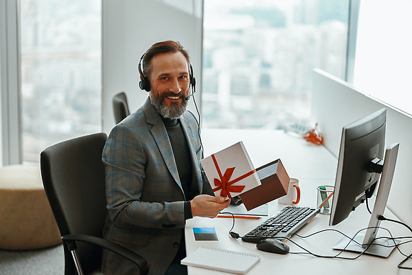 포토 JPG 해외이미지 백인 직업 1 교육 남자 백그라운드 비즈니스 CEO 사업가 통신 탁자 직장 실내 대화 선물 한명 사람 앉기 성인 노트북 학습 컴퓨터 상자 사무실 헤드폰 업무 작업 비즈니스맨 자신감 네트워크 집중 책상 서비스 컨설턴트 경영자 부름 온라인 경영 영상통화 프리랜서 해외202309 해외포토 서양인 감정 음향기기 가구 컨셉 회사 모션 말하기 내부 전자제품 직장인 전문직 상담 리더 통화 파일형식