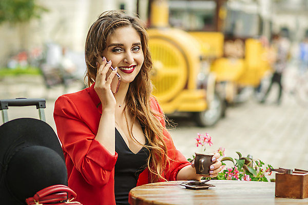 포토 JPG 해외이미지 백인 응시 여자 행복 여행 탁자 휴가 거리 한명 들기 앉기 상반신 성인 옆모습 빨간색 스마트폰 여행객 여행가방 기차 도시 우아함 커피잔 컵받침 통화 성인여자한명만 해외202309 해외포토 서양인 1 시선 감정 커피 육상교통 뷰포인트 컬러 가구 컨셉 가방 모션 잔 대중교통 사람 핸드폰 스마트기기 받침대 여자한명만 성인여자만 파일형식