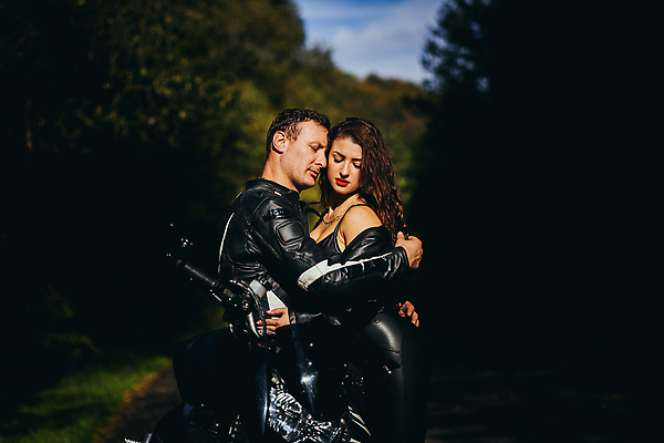 포토 JPG 해외이미지 라이프스타일 커플 응시 여자 남자 행복 중년 여행 데이트 교통시설 청소년 휴가 휴식 함께함 서기 사람 앉기 성인 야외 두명 가로 캐주얼 컬러풀 우정 활발 자유 결합 가죽 승객 성인만 해외202309 해외포토 시선 옷 감정 컬러 교통 컨셉 관계 모션 생활 친구 시설 파일형식