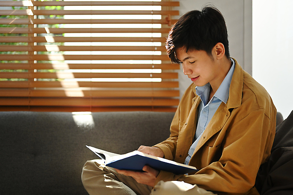 포토 JPG 해외이미지 남자 쿠션 한명 동양인 상반신 성인 옆모습 책 독서 햇빛 침대 블라인드 창가 성인남자한명만 해외202309 해외포토 1 뷰포인트 가구 창문 사람 인종 태양 커튼 남자한명만 성인남자만 파일형식