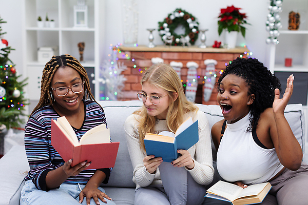 포토 JPG 해외이미지 학생 감정 유럽 기독교 안경 크리스마스 거실 가족 휴가 함께함 웃음 앉기 장식 책 세명 친구 금발 크리스마스트리 놀람 우정 기쁨 정보 축하 최고 읽기 동료 호기심 벽난로 관심 평등 해외202309 해외포토 헤어스타일 잡화 기념일 나라 종교 컨셉 관계 모션 표정 사람 파일형식