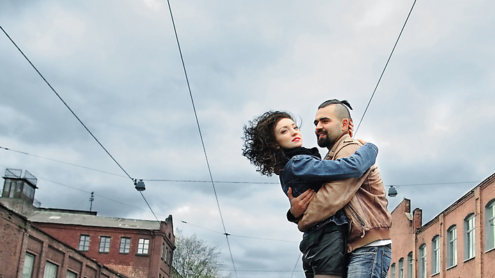 포토 JPG 해외이미지 라이프스타일 커플 남자 행복 도로 길 여행 2 데이트 관계 포옹 휴가 거리 함께함 사랑 서기 사람 성인 야외 두명 뷰티 유행 낭만 도시 쌍 전차 빛망울 돌봄 소셜 해외202309 해외포토 감정 육상교통 컨셉 교통시설 안기 모션 대중교통 생활 빛 파일형식