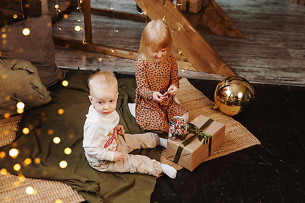 포토 JPG 해외이미지 전신 여자 남자 어린이 크리스마스 유리병 실내 사탕 남매 크리스마스선물 앉기 손짓 소년 앞모습 옆모습 선물상자 하이앵글 카펫 무릎꿇기 보케 빛망울 알전구 크리스마스이브 홀리데이 어린이만 오너먼트 해외202309 해외포토 기념일 뷰포인트 크리스마스장식 전구 가족 모션 병_용기 휴가 디저트 선물 사람 내부 빛 상자 파일형식