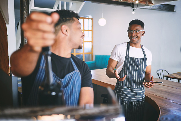 포토 JPG 해외이미지 응시 남자 사업가 성공 웃음 성인 두명 앞모습 마주보기 상점 카페 잡기 사장 직원 자영업 바리스타 성인남자만 소상공인 해외202309 해외포토 직업 시선 뷰포인트 컨셉 비즈니스 모션 표정 사람 경제 상인 남자만 성인만 파일형식