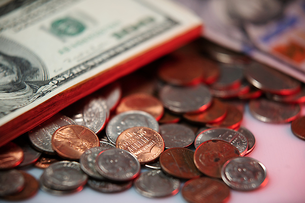 포토 JPG 해외이미지 1 종이 컨셉 지폐 돈 비즈니스 사람없음 빨간색 초록색 금융 경제 쇼핑 쌓기 달러 쪽지 미국 저축 시장 재산 투자 상업 결제 가치 계산서 대출 빚 대통령 수입 해외202309 해외포토 컬러 북아메리카 모션 파일형식