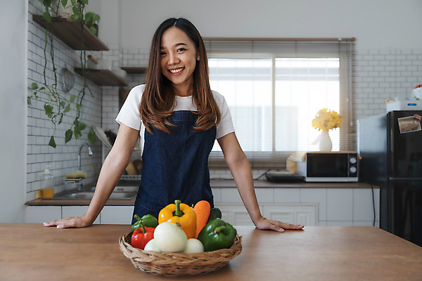 포토 JPG 해외이미지 백인 라이프스타일 여자 행복 음식 다이어트 채소 가족 탁자 주택 함께함 실내 건강 사랑 요리 한명 서기 사람 성인 초록색 뷰티 주방 식사 저녁식사 샐러드 흰색 신선 아침식사 먹기 준비 유기농 내추럴 점심식사 영양분 채식주의자 비건 해외202309 해외포토 서양인 1 웰빙 감정 컬러 가구 컨셉 관계 모션 내부 건물 생활 채식 파일형식