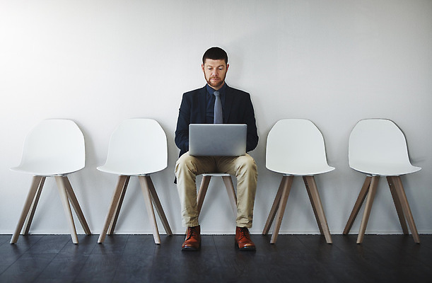 포토 JPG 해외이미지 전신 남자 의자 비즈니스 무표정 한명 앉기 성인 노트북 성인남자한명만 해외202309 해외포토 1 감정 가구 모션 표정 사람 전자제품 남자한명만 성인남자만 파일형식