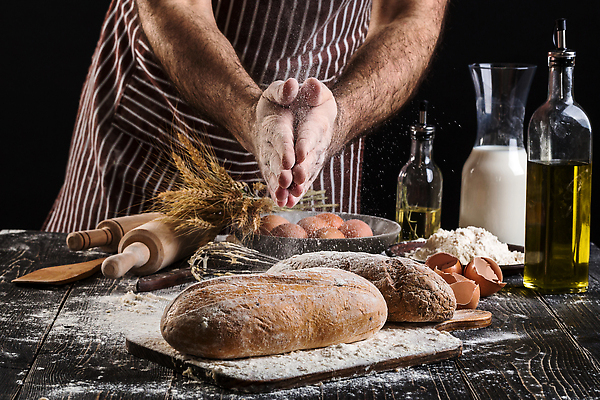 포토 JPG 해외이미지 손 남자 빵 요리 한명 상반신 성인 계란 앞치마 우유 오일 밀 밀가루 밀대 나무도마 오일병 성인남자한명만 흩날리기 해외202309 해외포토 1 음식 모션 주방용품 유제품 곡류 도마 사람 목재 신체부위 알 화장품 가루 남자한명만 성인남자만 파일형식