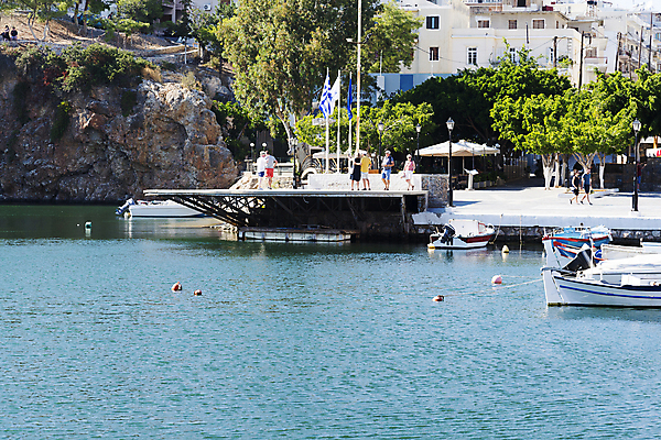 포토 JPG 해외이미지 유럽 바다 섬 여행 요트 교통시설 자연 하늘 휴가 산 주택 항해 경사 사람없음 물 파란색 태양 뷰티 여행객 항구 맑음 도시 보트 역 휴양지 모터보트 랜드마크 렌탈 이국적 해외202309 해외포토 자연요소 나라 컬러 교통 배_교통 날씨 사람 건물 장소 시설 생태계 파일형식