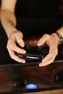 포토 JPG 해외이미지 라이프스타일 손 남자 놀이 휴식 기술 관리 사람없음 전자제품 컴퓨터 디지털 검은색 텔레비전 기쁨 회색 게임 잡기 4 역 무선전화기 오브젝트 조이스틱 중독 패드 위로 게이머 관리자 제어 키패드 플레이어 하드웨어 해외202309 해외포토 감정 컬러 컨셉 교통시설 모션 사람 생활 신체부위 숫자 게임기 전화기 파일형식