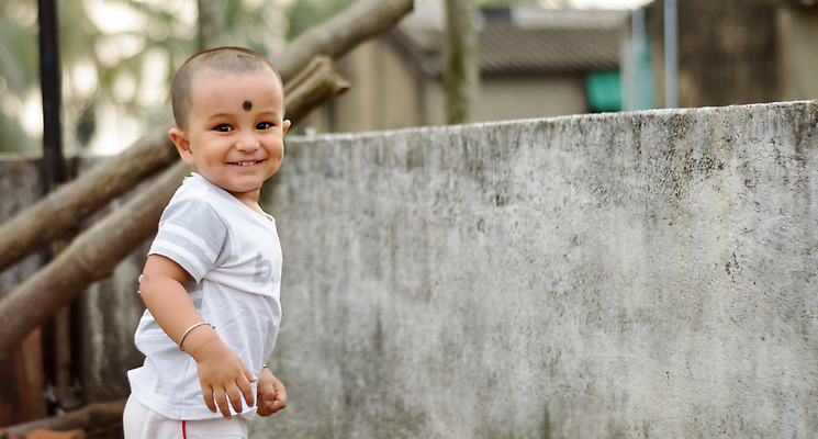 포토 JPG 해외이미지 백인 라이프스타일 응시 행복 어린이 포즈 백그라운드 셔츠 청소년 표정 건강 한명 미소 사람 소년 야외 여름 뷰티 기댐 기쁨 아기 작음 걸음마 해외202309 해외포토 서양인 1 시선 계절 남자 감정 상의 모션 생활 크기 파일형식