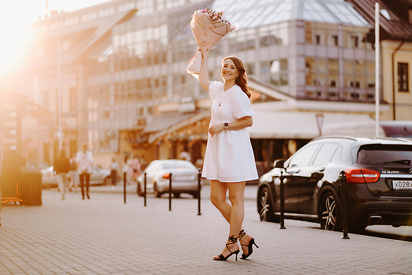 포토 JPG 해외이미지 전신 원피스 여자 도로 꽃다발 자동차 거리 한명 서기 들기 성인 야외 건물 햇빛 손들기 성인여자한명만 해외202309 해외포토 1 건축물 옷 꽃 길 육상교통 교통시설 모션 사람 태양 여자한명만 성인여자만 파일형식