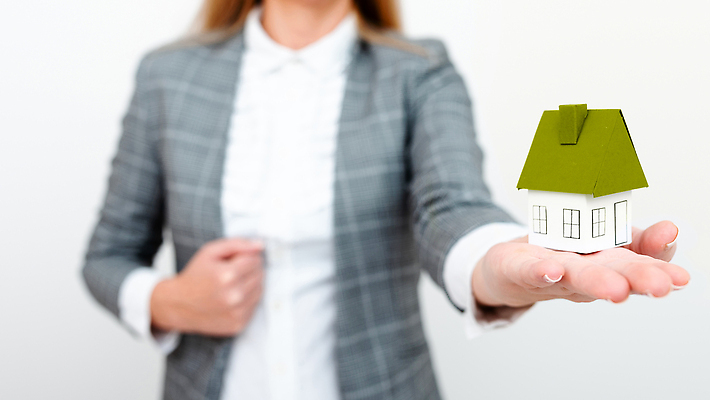 포토 JPG 해외이미지 여자 부동산 주택 한명 들기 정장 상반신 성인 앞모습 아웃포커스 성장 비즈니스우먼 주기 투자 건축모형 성인여자한명만 해외202309 해외포토 1 옷 뷰포인트 비즈니스 모션 촬영기법 사람 건물 모형 직장인 재산 여자한명만 성인여자만 파일형식