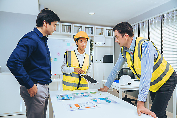 포토 JPG 해외이미지 여자 남자 창문 회의 협력 책장 상반신 성인 옆모습 세명 사무실 블라인드 직장인 엔지니어 안전모 화이트보드 안전조끼 성인만 해외202309 해외포토 직업 뷰포인트 가구 비즈니스 사람 커튼 기술자 헬멧 안전장비 파일형식