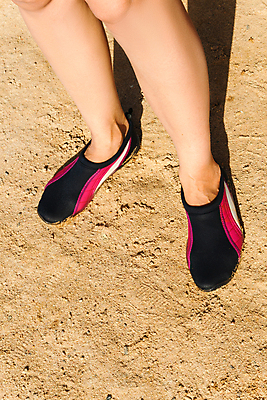 포토 JPG 해외이미지 1 여자 모래 스포츠 바다 분홍색 신발 슬리퍼 한명 성인 해변 야외 빨간색 물 운동복 유행 수영 산책 장비 산호 보호 고무 양발 해외202309 해외포토 자연요소 옷 컬러 컨셉 휴식 사람 수상스포츠 자포동물 파일형식