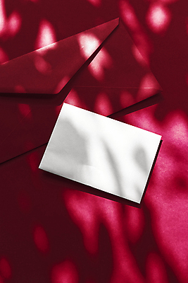 포토 JPG 해외이미지 종이 편지봉투 그림자 사람없음 빨간색 햇빛 그늘 감성 카피스페이스 해외202309 해외포토 컬러 컨셉 봉투 태양 공백 편지 파일형식