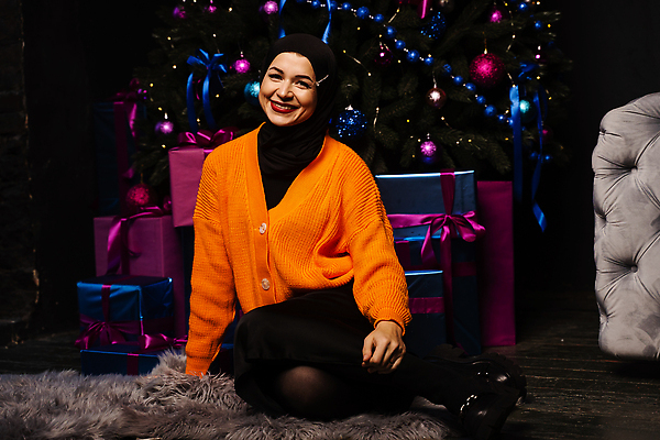 포토 JPG 해외이미지 백인 모델 전통 옷 여자 종교 문화 크리스마스 휴가 새로움 새해 실내 한명 미소 인종 성인 뷰티 검은색 목도리 축하 우아함 이슬람교 연도 크리스마스이브 해외202309 해외포토 서양인 1 잡화 기념일 컬러 컨셉 표정 사람 내부 파일형식