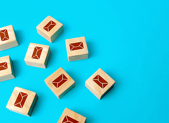 포토 JPG 해외이미지 비즈니스 사람없음 여러개 메시지 편지 파란배경 나무블록 해외202309 해외포토 다수 백그라운드 목재 파란색 블록 파일형식