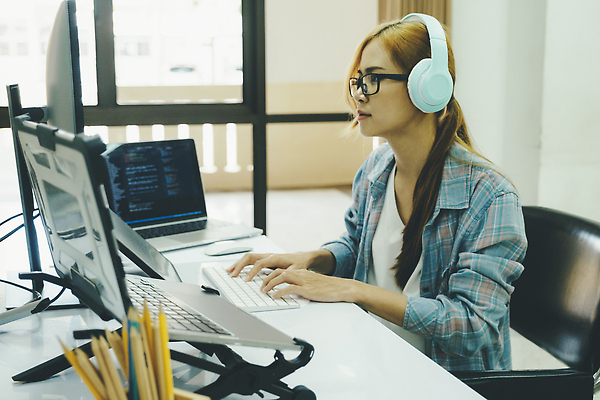 포토 JPG 해외이미지 직업 디자인 인터넷 비즈니스 한명 노트북 컴퓨터 디지털 스크린 업무 네트워크 암호 어플리케이션 보안 시스템 해킹 해커 UI 개발 소프트웨어 오류 이진법 프로그래머 프로그래밍 프로그램 프로젝트 코딩 해외202309 해외포토 1 안전 사람 전자제품 작업 수학 범죄 컴퓨터교육 파일형식