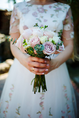 포토 JPG 해외이미지 여자 신부 부케 웨딩드레스 결혼식 한명 들기 상반신 성인 앞모습 성인여자한명만 해외202309 해외포토 1 드레스 뷰포인트 꽃다발 결혼 모션 사람 여자한명만 성인여자만 파일형식