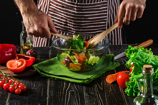 포토 JPG 해외이미지 손 남자 토마토 파프리카 요리 한명 상반신 성인 당근 양상추 올리브오일 유리그릇 식칼 나무숟가락 나무주걱 섞기 성인남자한명만 해외202309 해외포토 1 그릇 채소 유리 주방용품 뿌리채소 사람 목재 신체부위 숟가락 기름_음식 주걱 남자한명만 성인남자만 파일형식