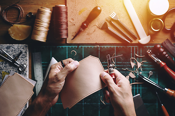 포토 JPG 해외이미지 손 들기 신체부위 도구 작업 가죽 책상 오브젝트 수공예 DIY 가죽공예 공예가 해외202309 해외포토 가구 모션 사람 취미 공예 파일형식